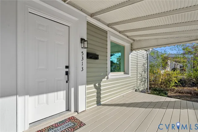 a view of a entrance door of the house