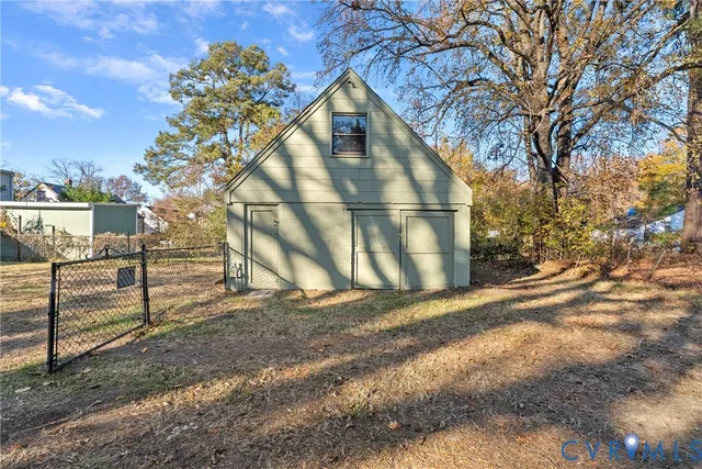 a view of a yard in front of a house