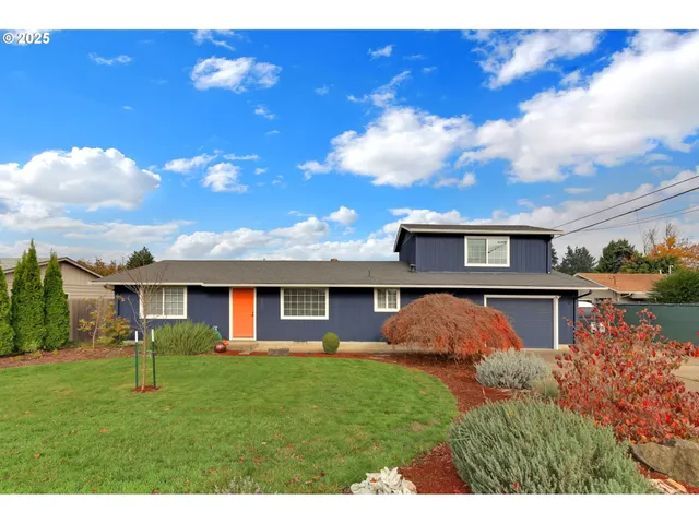 a view of house with a yard