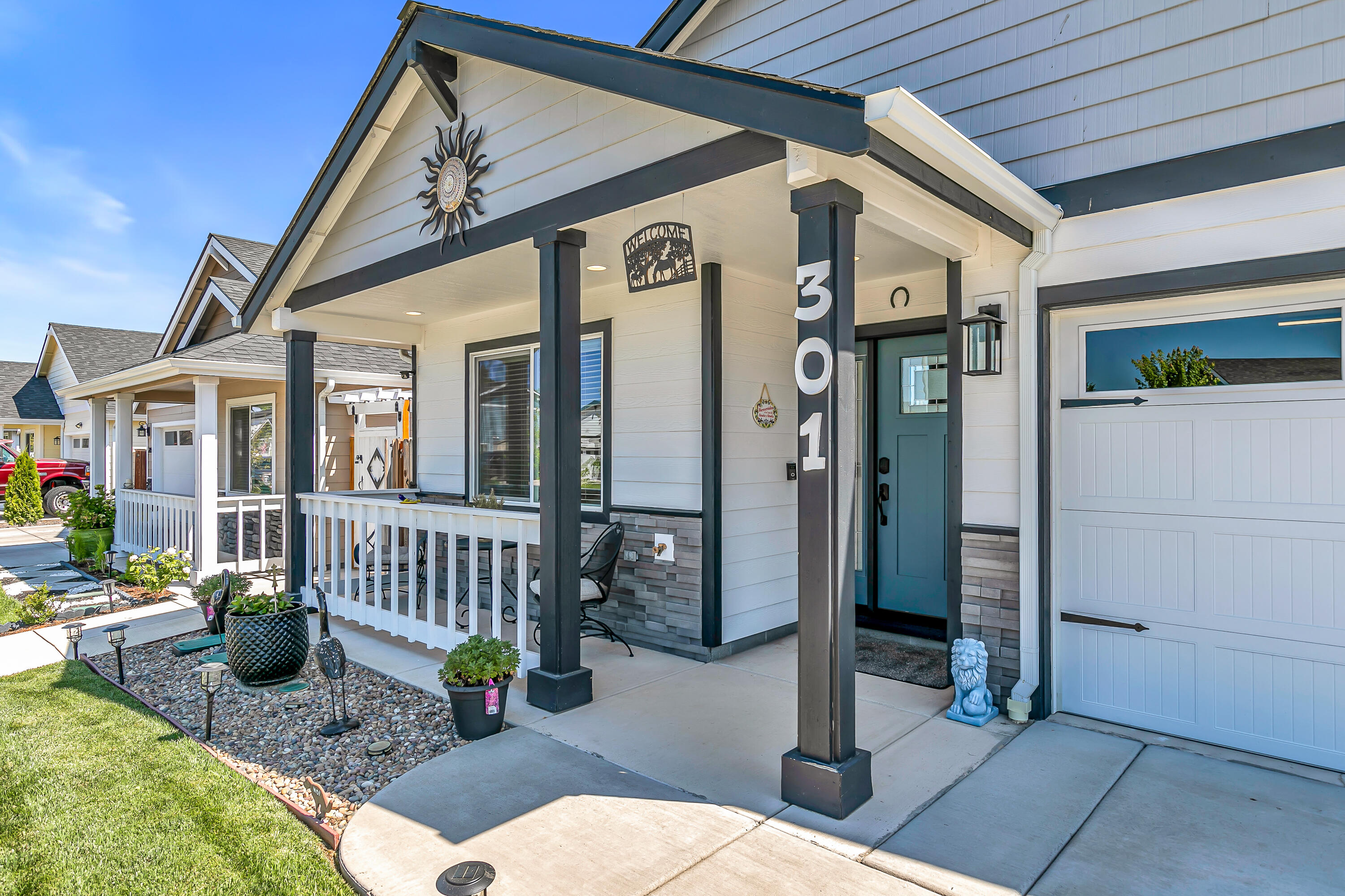 301 Reanna Way Medford, OR 97501 - Photo 4 of 36 9R9A8606