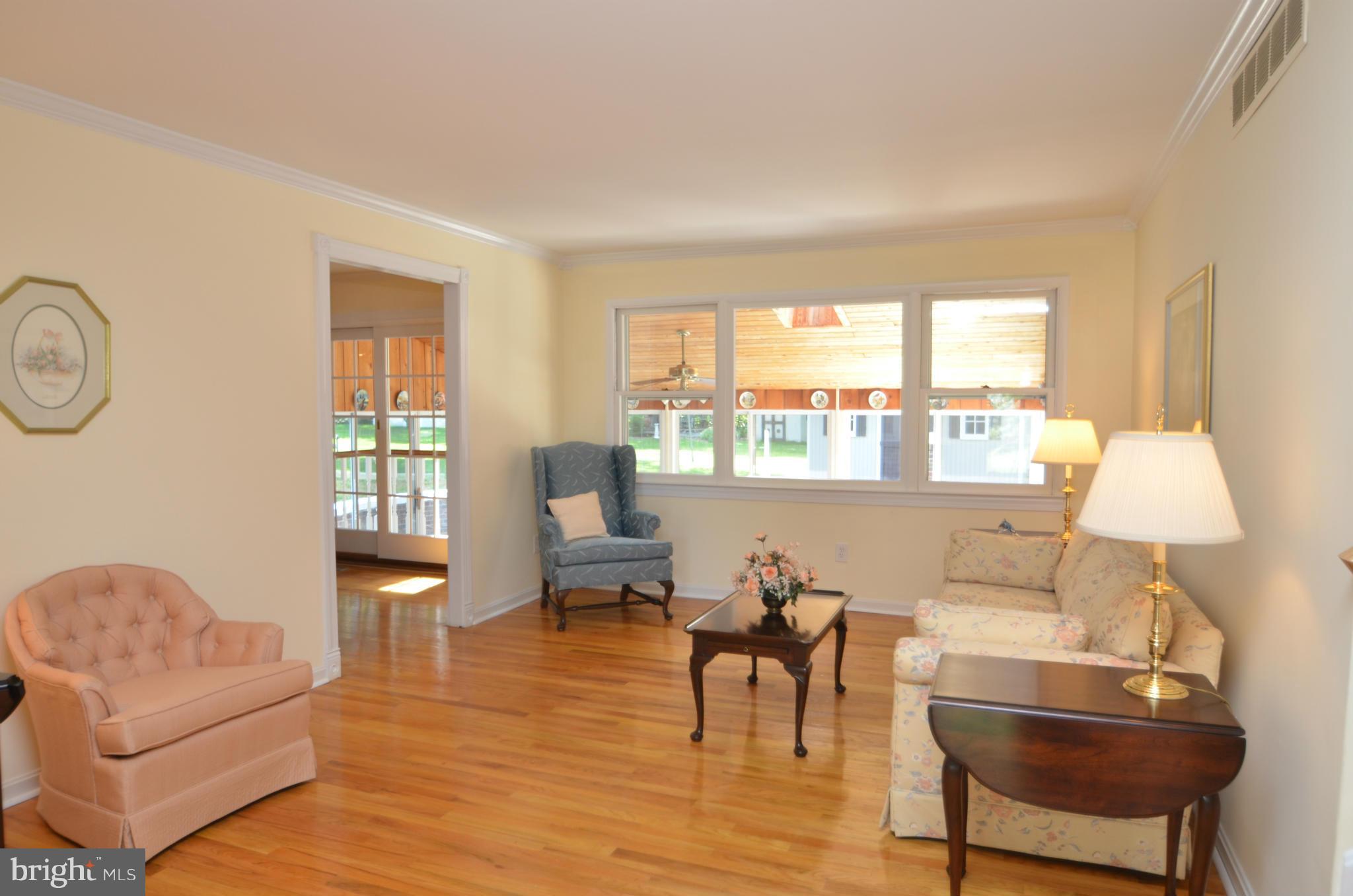 4808 Torpoint Road Baltimore, MD 21236 - Photo 6 of 26 Living Room