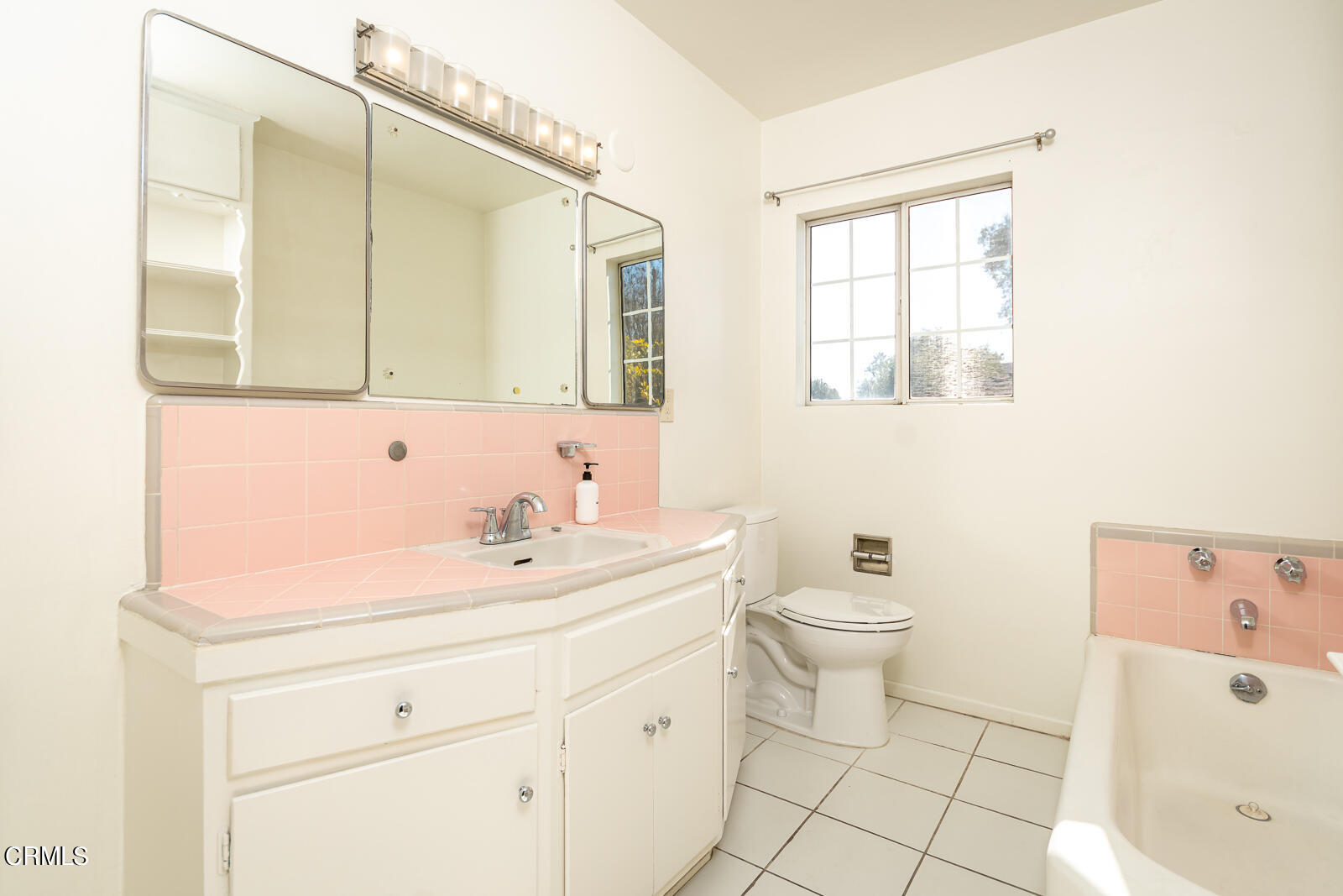 4516 Daleridge Road La Canada Flintridge, CA 91011 - Photo 15 of 22 a bathroom with a sink a toilet and mirror