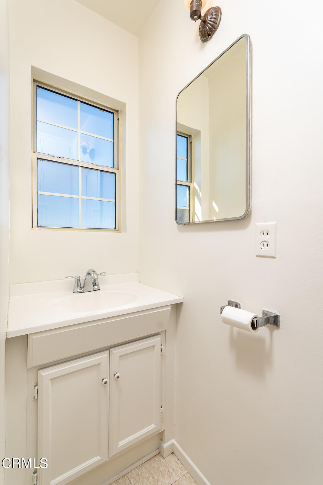 4516 Daleridge Road La Canada Flintridge, CA 91011 - Photo 20 of 22 a bathroom with a sink a mirror and a vanity