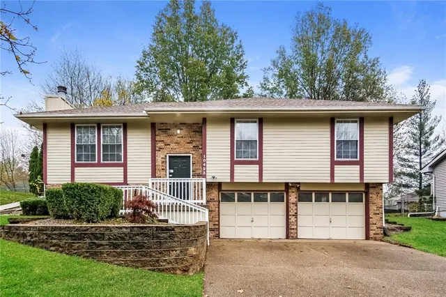$2,360 | 10423 North Cherry Drive, Kansas City, MO 64155
