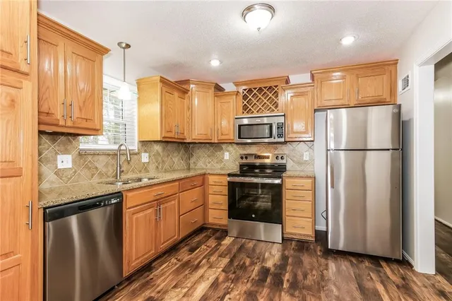 $2,360 | 10423 North Cherry Drive, Kansas City, MO 64155