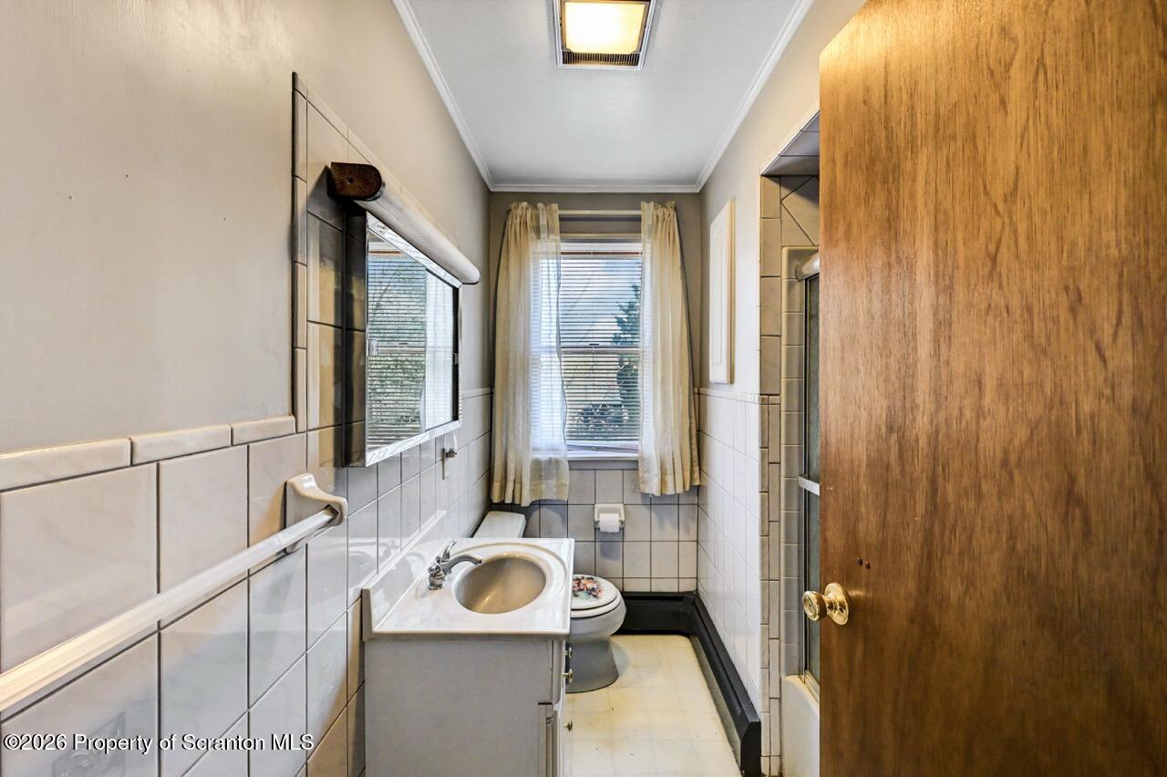 703 Ohara Street Scranton, PA 18505 - Photo 21 of 36 a bathroom with a sink and a mirror
