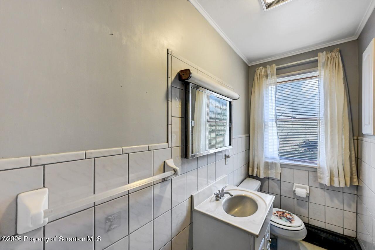 703 Ohara Street Scranton, PA 18505 - Photo 22 of 36 a bathroom with a sink a toilet and mirror