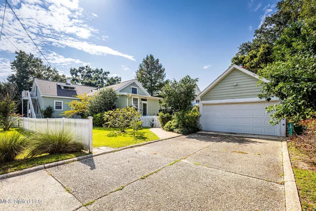 $3,000 | 145 St Francis Street, Biloxi, MS 39530