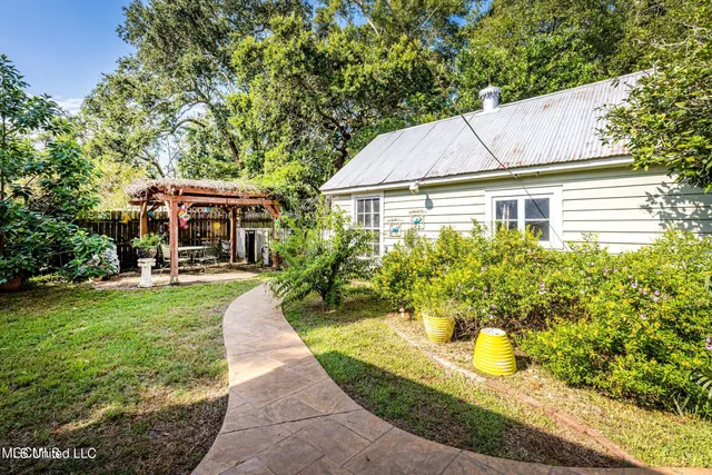 $3,000 | 145 St Francis Street, Biloxi, MS 39530