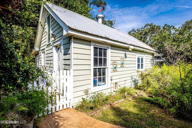 $3,000 | 145 St Francis Street, Biloxi, MS 39530