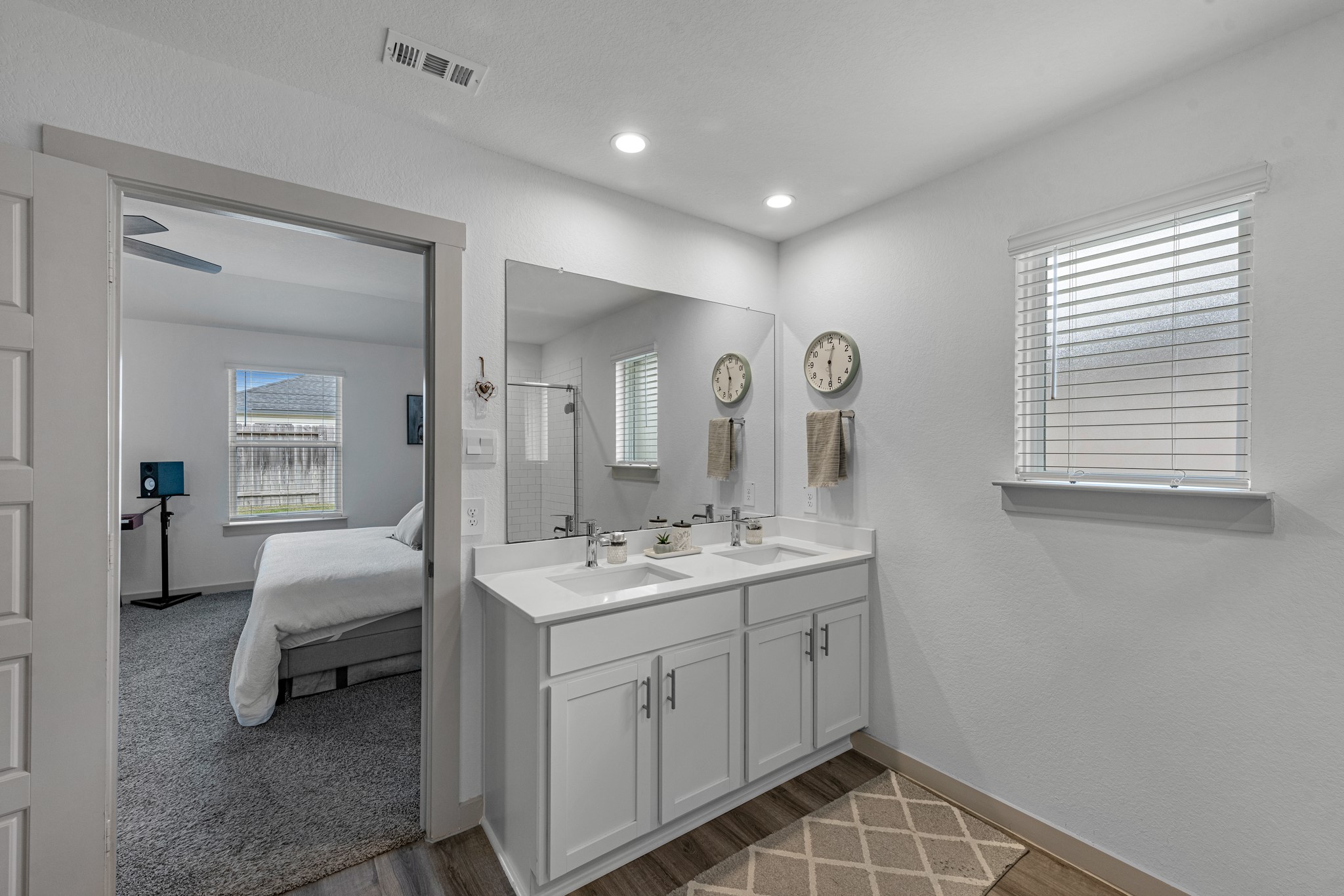 923 Kinder Sky Lane Rosharon, TX 77583 - Photo 23 of 37 Primary Bathroom