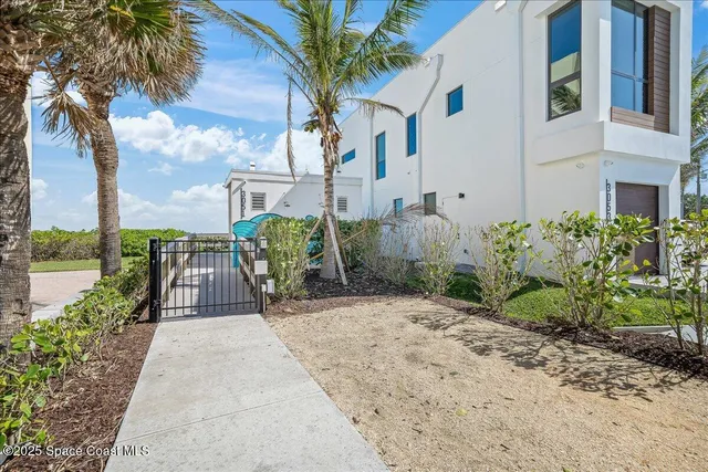 a picture of a bench in front of building