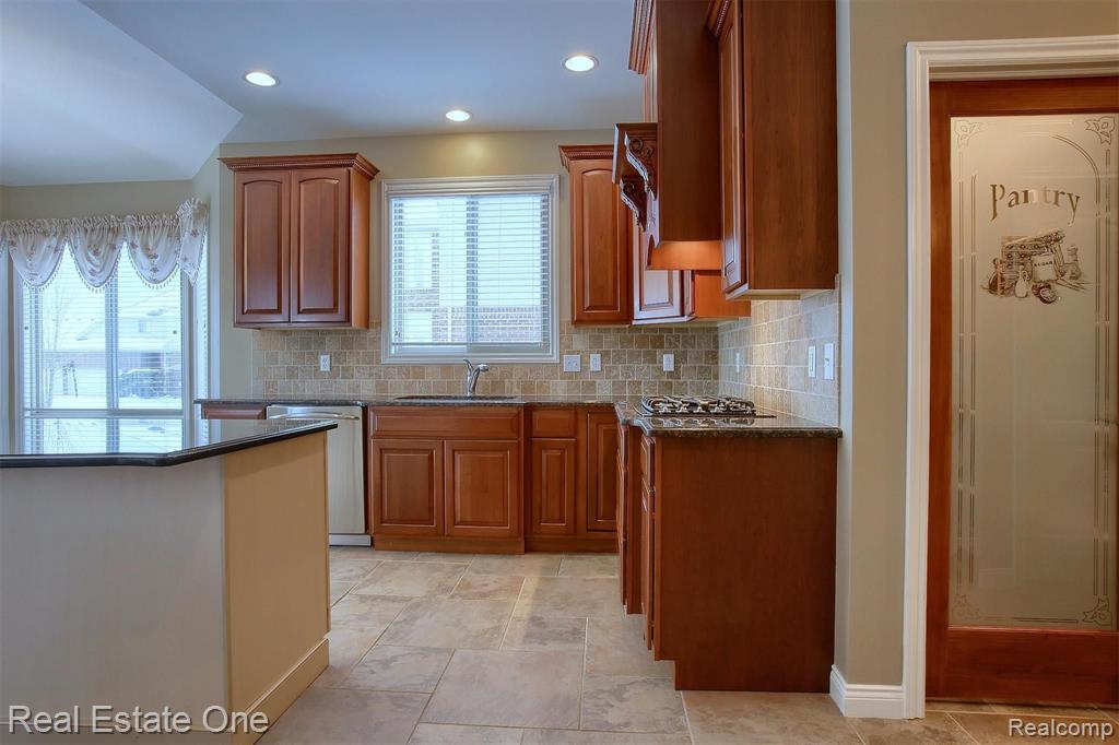 7348 Georgetowne Washington, MI 48095 - Photo 8 of 27 Gallery Image 8