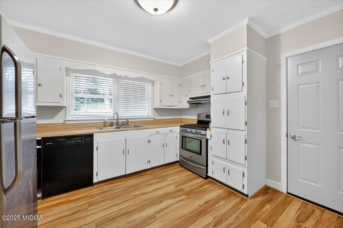 84 Hillsdale Road Forsyth, GA 31029 - Photo 7 of 27 a kitchen with granite countertop white cabinets and white appliances