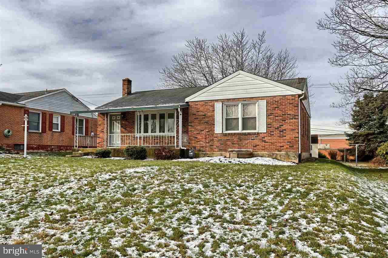 328 Maywood Road York, PA 17402 - Photo 3 of 27 Gallery Image 3