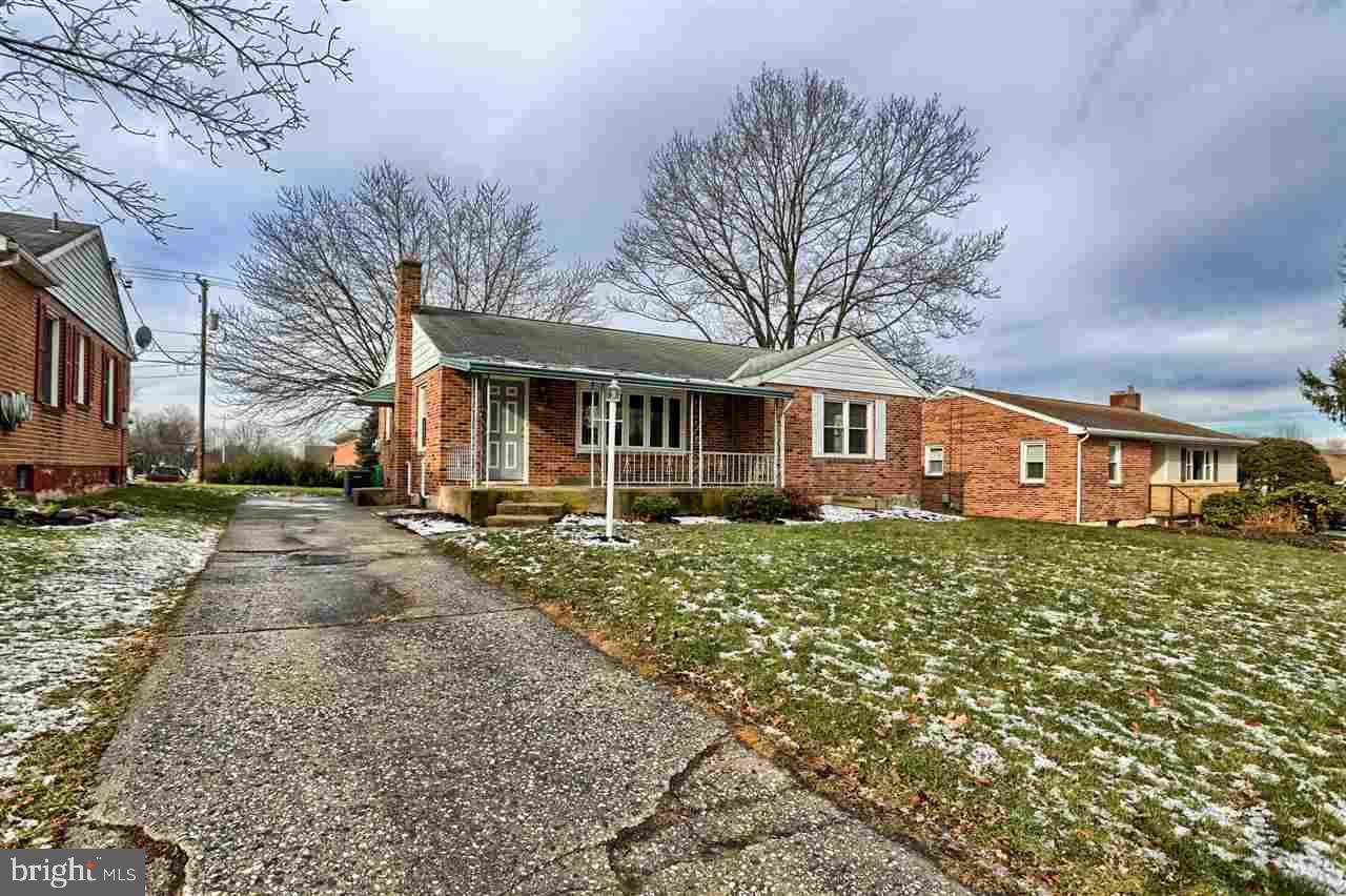 328 Maywood Road York, PA 17402 - Photo 4 of 27 Gallery Image 4