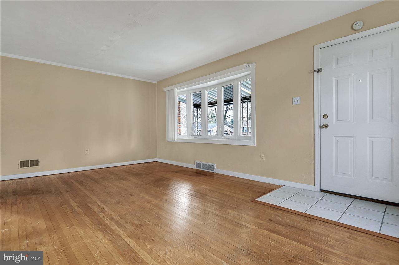 328 Maywood Road York, PA 17402 - Photo 6 of 27 Gallery Image 6