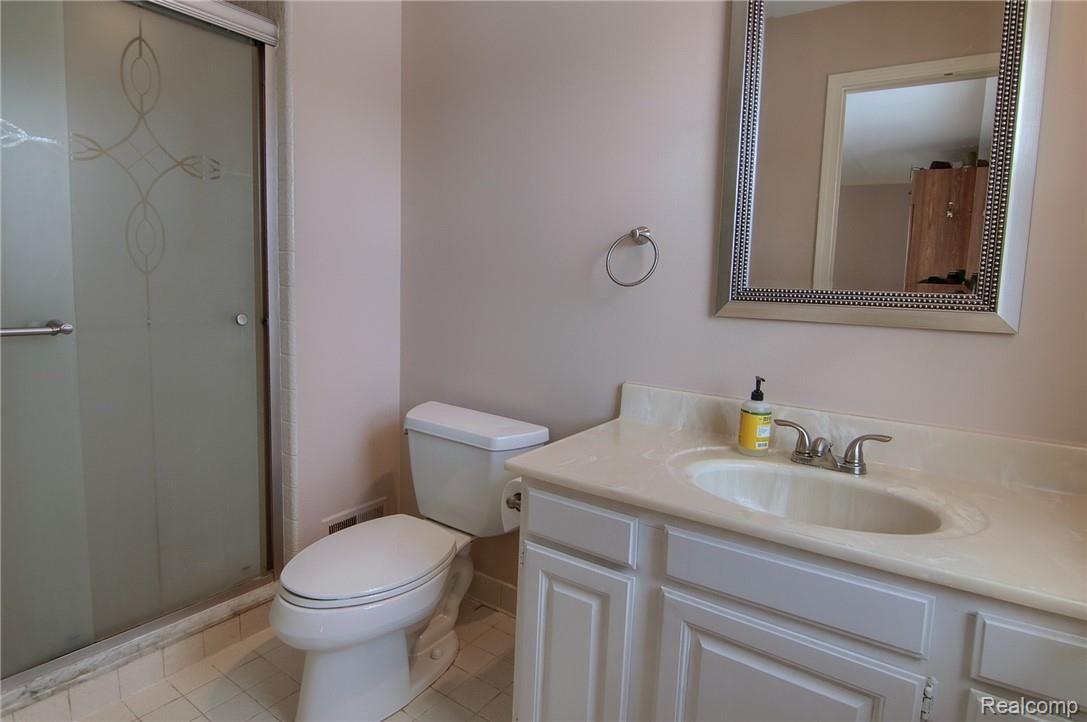 10175 Groh Road Grosse Ile, MI 48138 - Photo 34 of 39 21-Master Bathroom.jpg