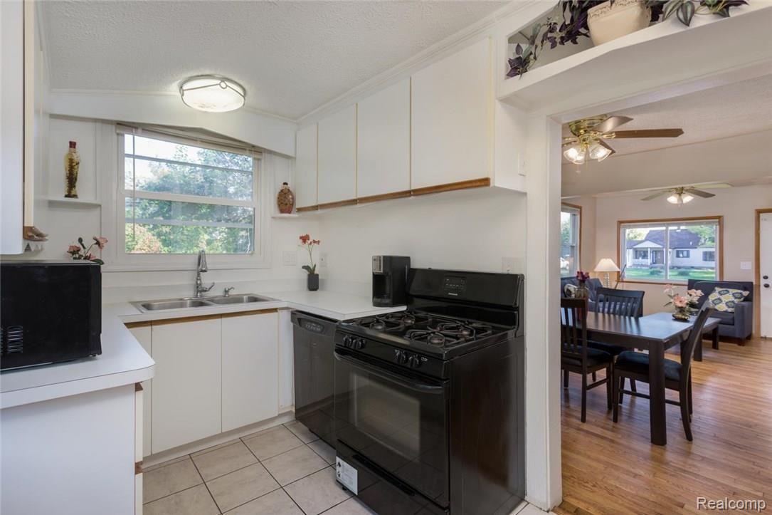 1563 East Wattles Road Troy, MI 48085 - Photo 8 of 22 1563 E Wattles Rd Troy MI-large-008-12-Kitchen-1499x1000-72dpi.jpg
