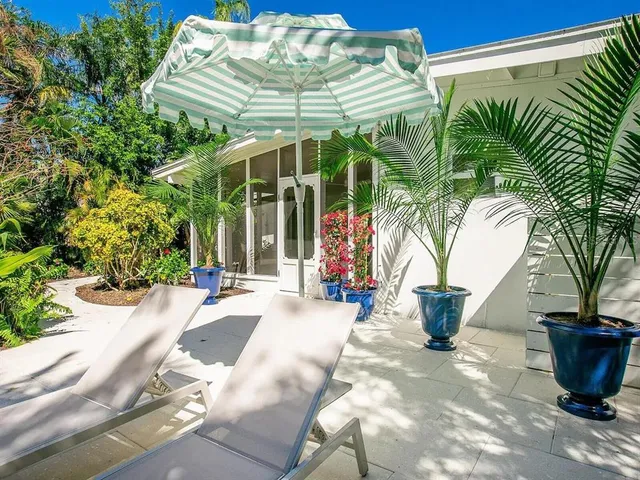 a view of outdoor space yard and porch
