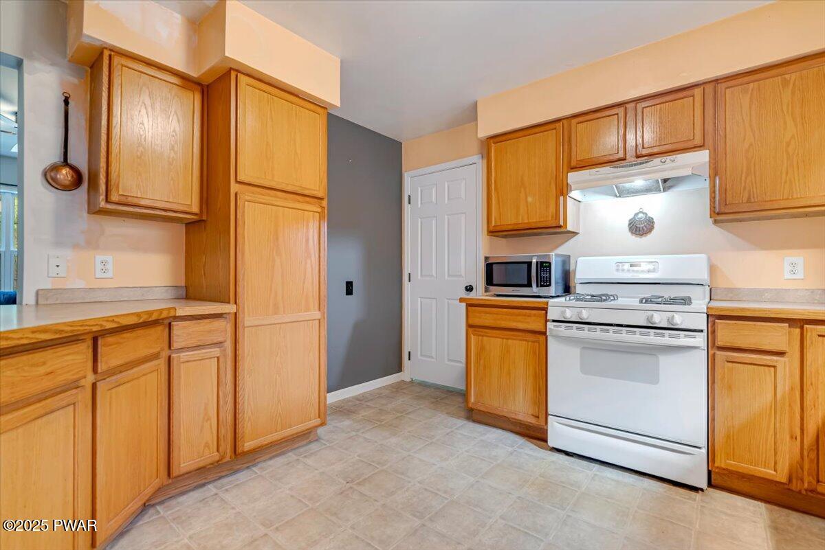 42 Beaver Pond Road Lake Ariel, PA 18436 - Photo 11 of 77 a kitchen with cabinets oven and a sink