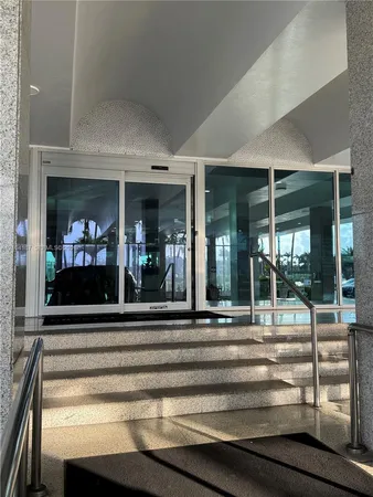 $3,250 | 5055 Collins Avenue, Unit 8N, Miami Beach, FL 33140