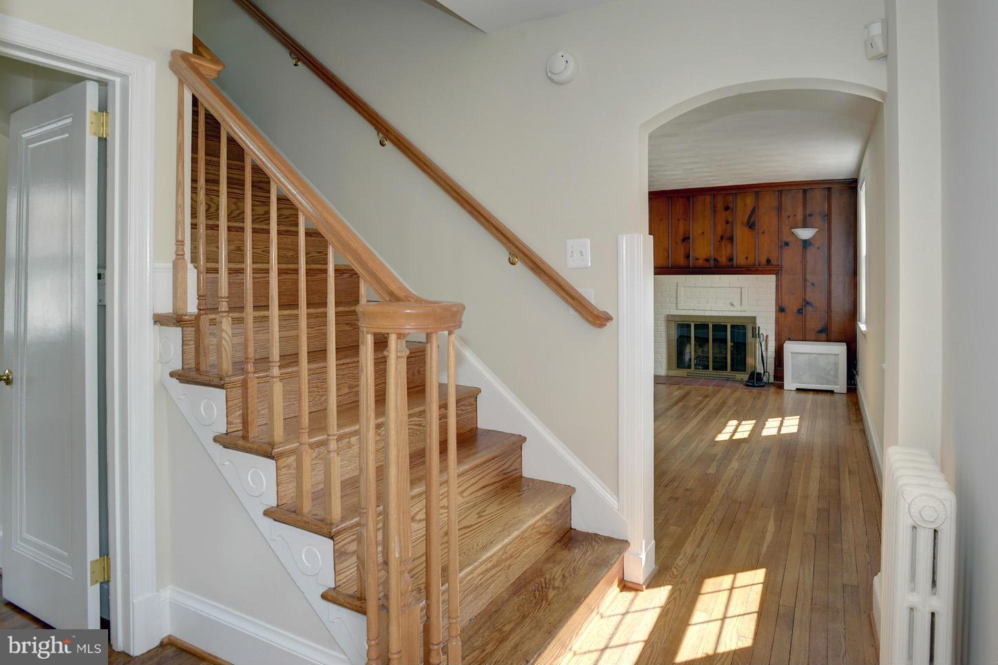 9307 Wire Avenue Silver Spring, MD 20901 - Photo 3 of 29 Foyer