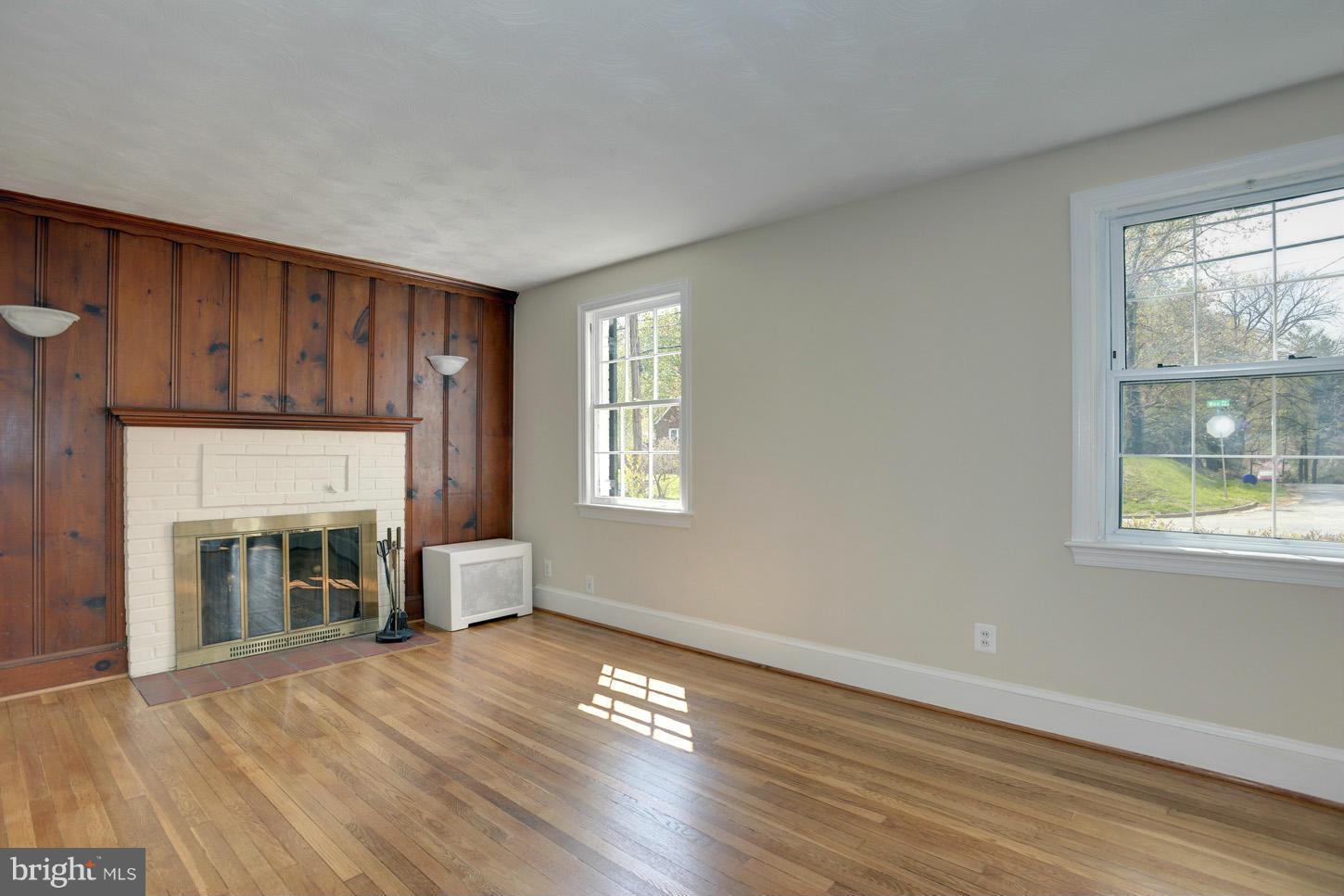 9307 Wire Avenue Silver Spring, MD 20901 - Photo 5 of 29 Living Room