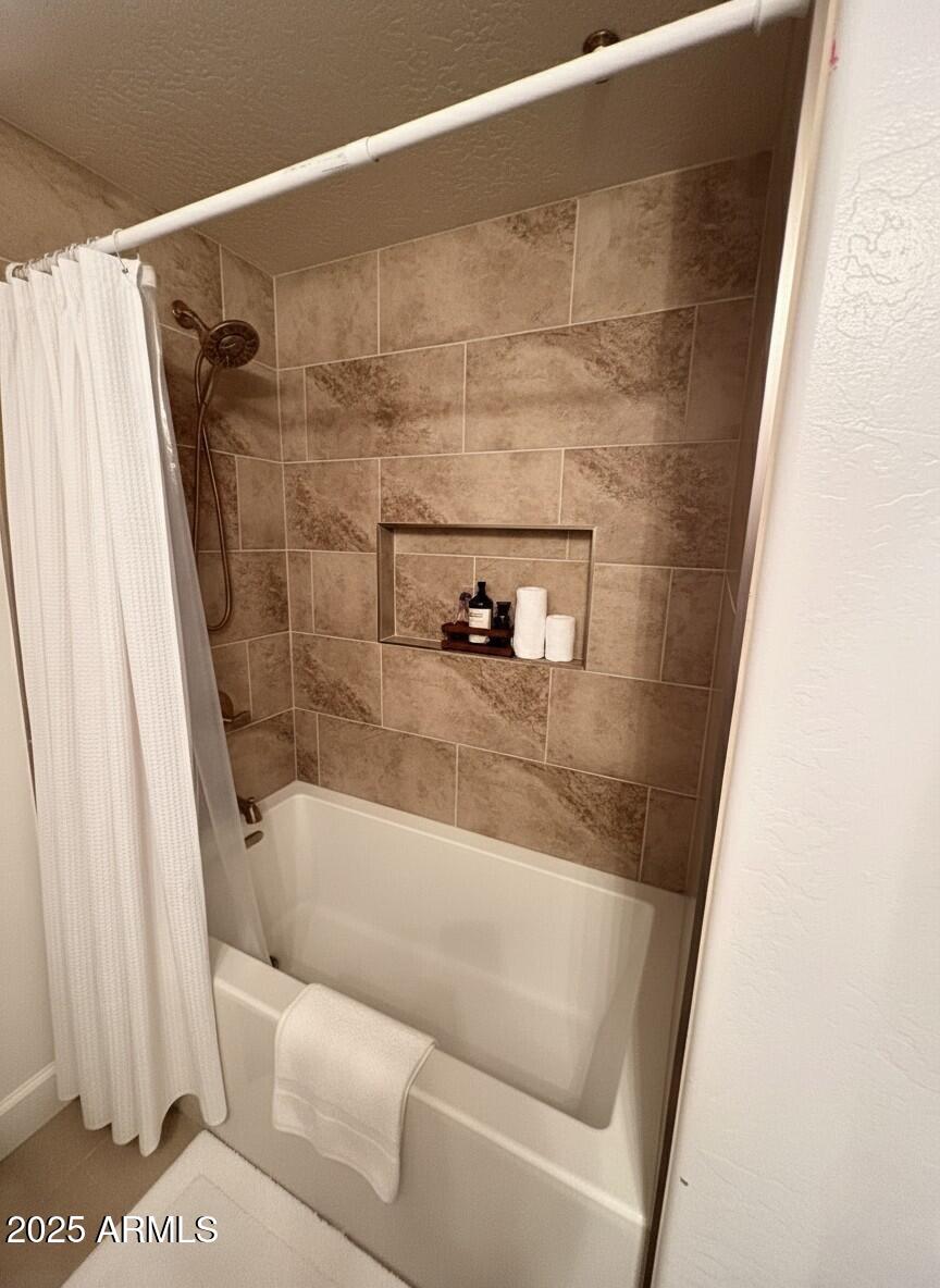 3250 West Greenway Road, Unit 151 Phoenix, AZ 85053 - Photo 24 of 31 a bathroom with a bathtub