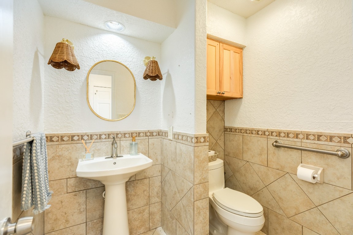 411 Sailfish Lane, Unit 101 Freeport, TX 77541 - Photo 19 of 40 a bathroom with a sink toilet and a mirror