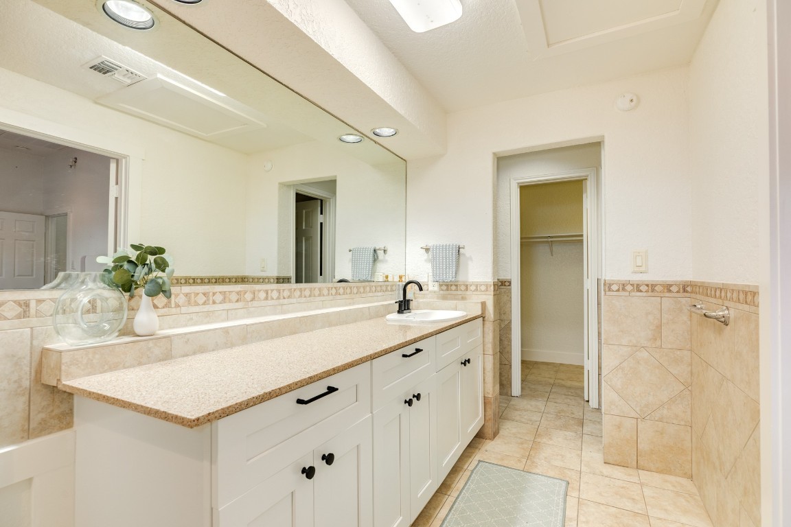 411 Sailfish Lane, Unit 101 Freeport, TX 77541 - Photo 25 of 40 a bathroom with a sink and a mirror