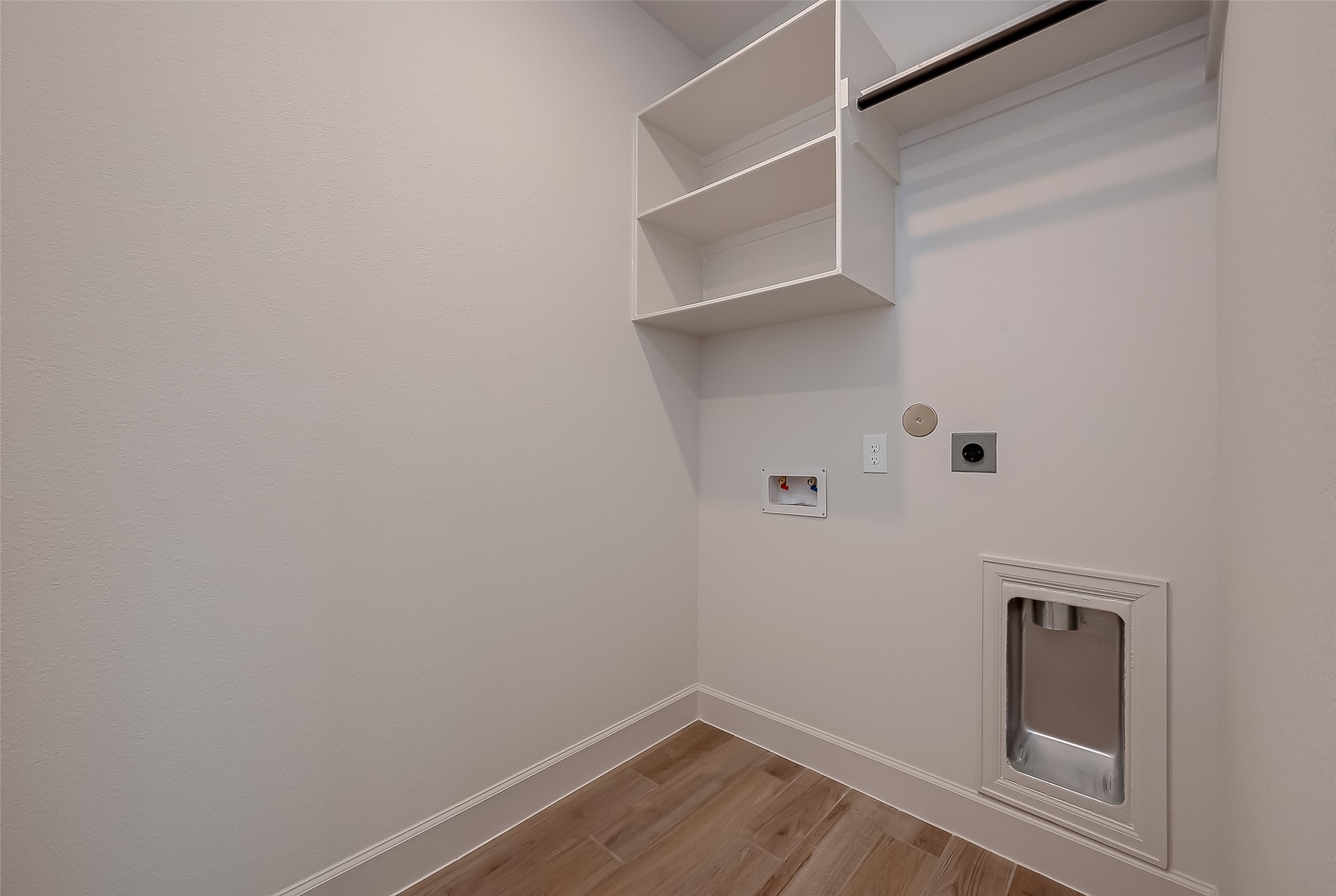 30223 GOLD FINCH Place Fulshear, TX 77441 - Photo 25 of 45 a view of a hallway