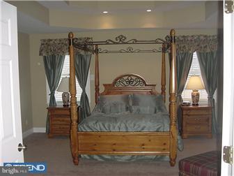 650 Violet Road Warminster, PA 18974 - Photo 8 of 12 Gallery Image 8