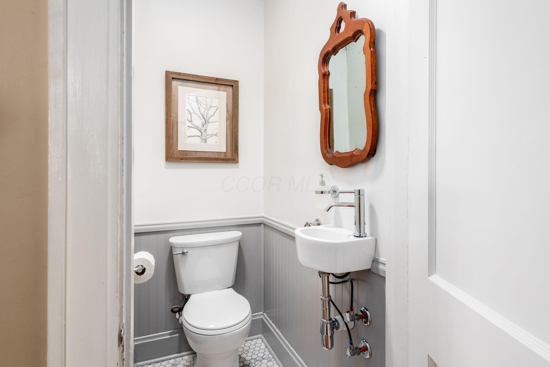 2424 Sherwood Road Bexley, OH 43209 - Photo 16 of 92 Half Bathroom