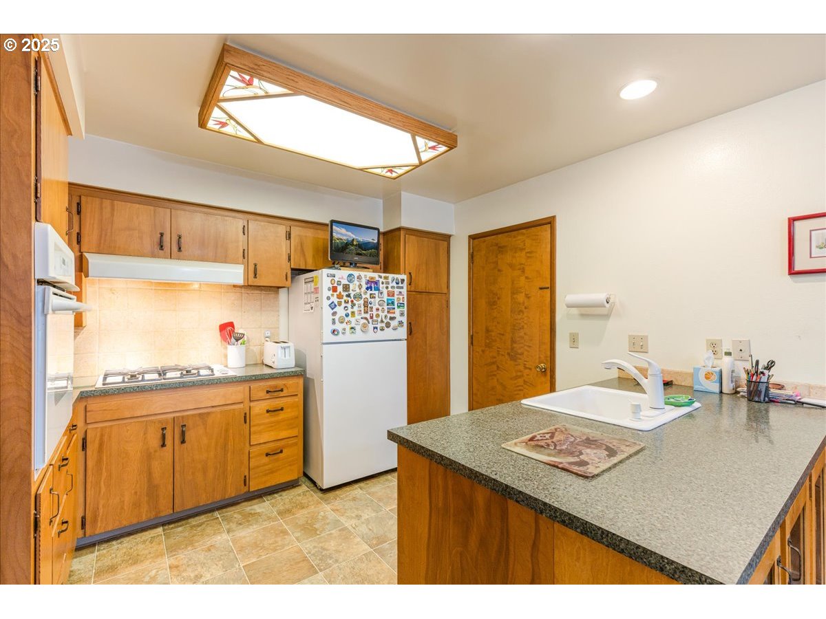 8495 Southwest Katherine Lane Portland, OR 97225 - Photo 5 of 25