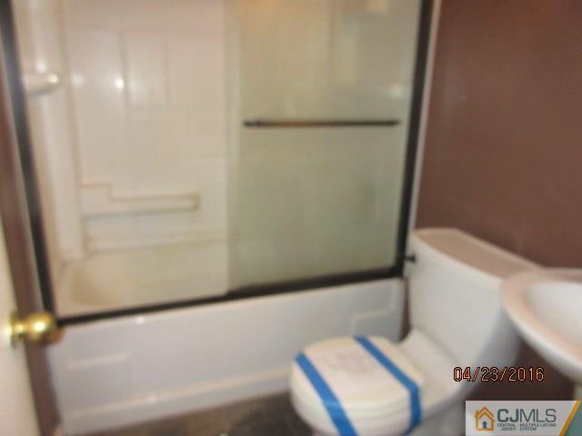 28 Raleigh Road Kendall Park, NJ 08824 - Photo 14 of 16 a bathroom with a bathtub