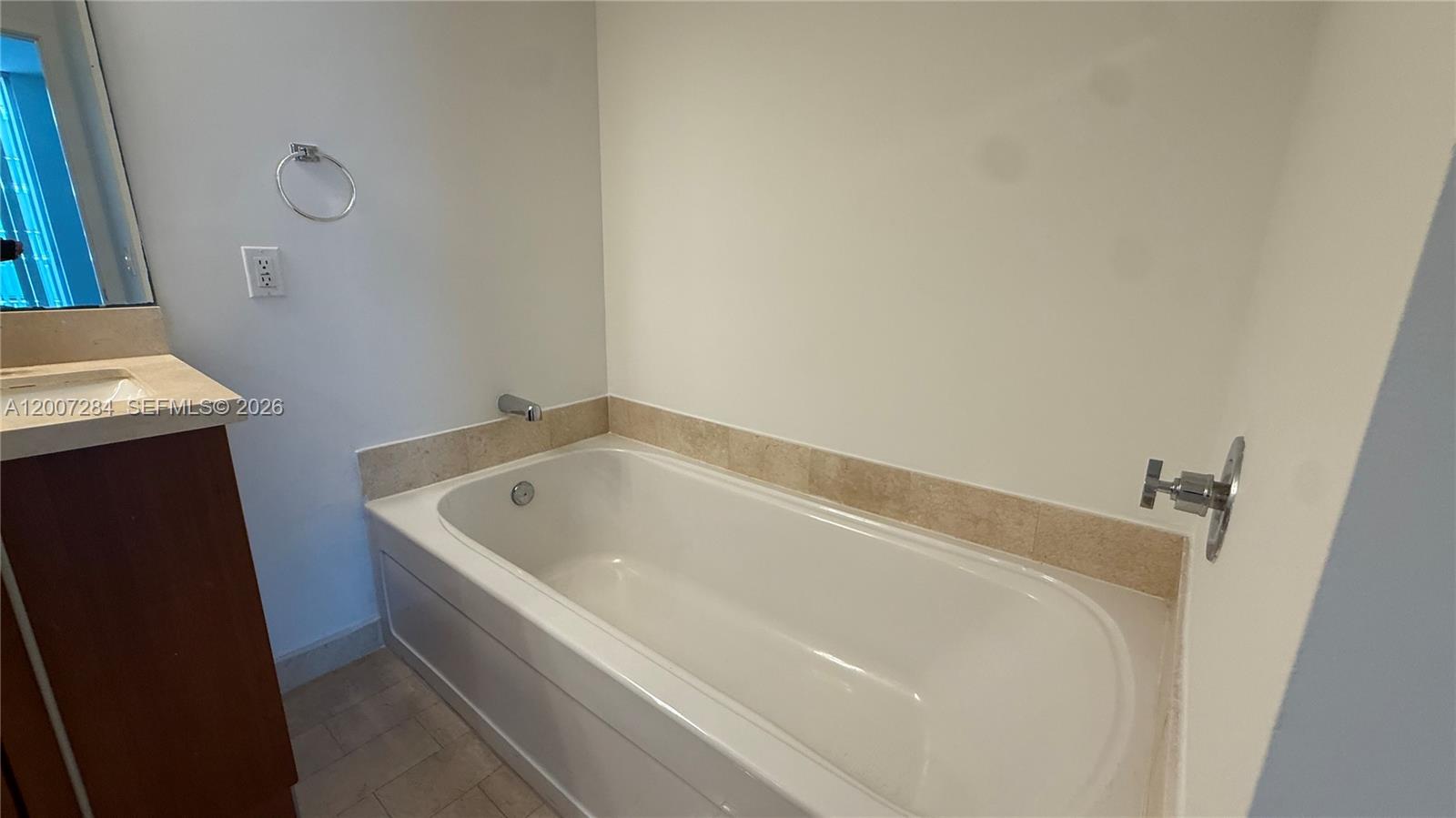 79 Southwest 12th Street, Unit 2509S Miami, FL 33130 - Photo 11 of 27 a bathroom with a bathtub