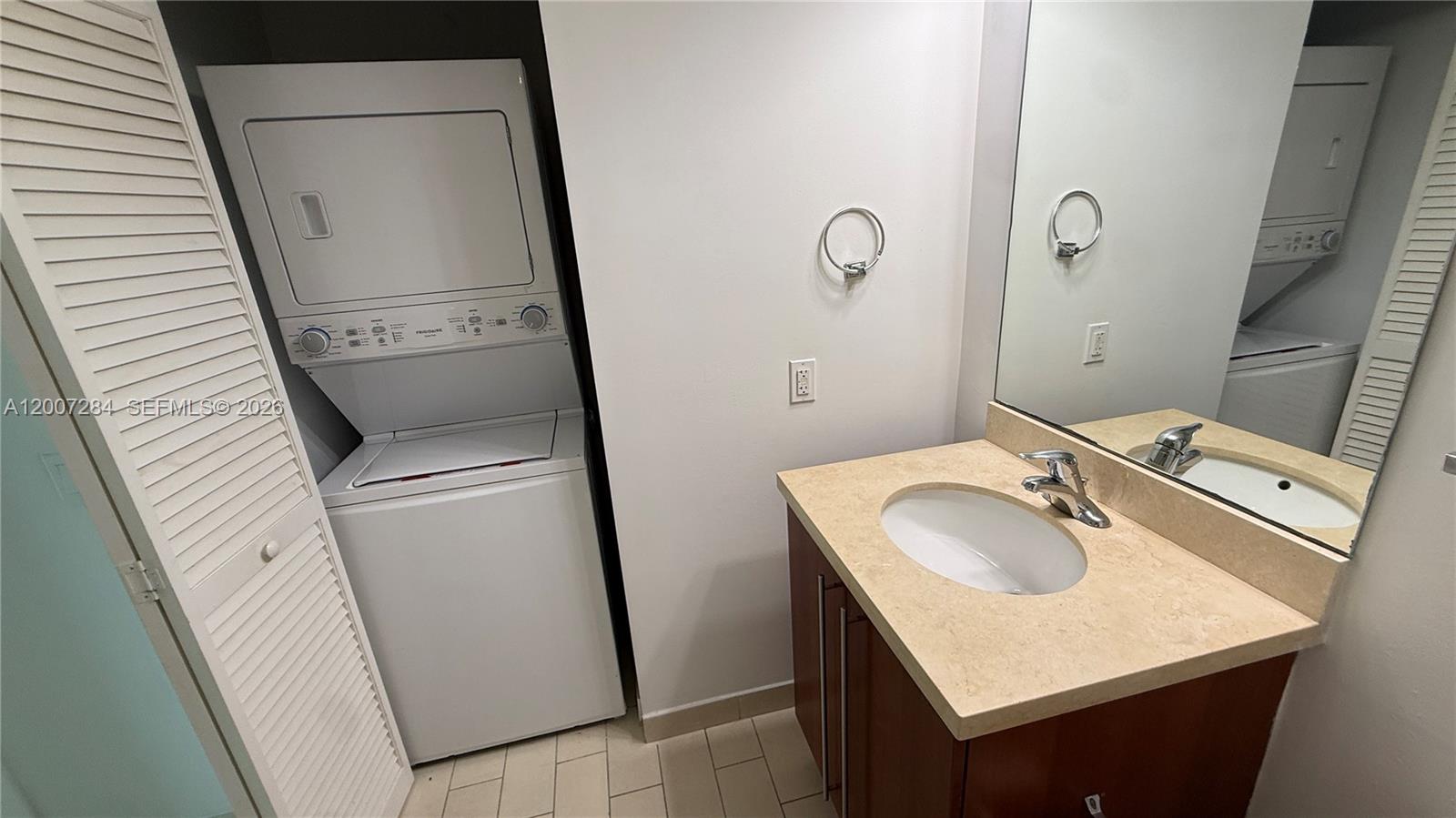 79 Southwest 12th Street, Unit 2509S Miami, FL 33130 - Photo 14 of 27 a bathroom with a sink toilet and mirror