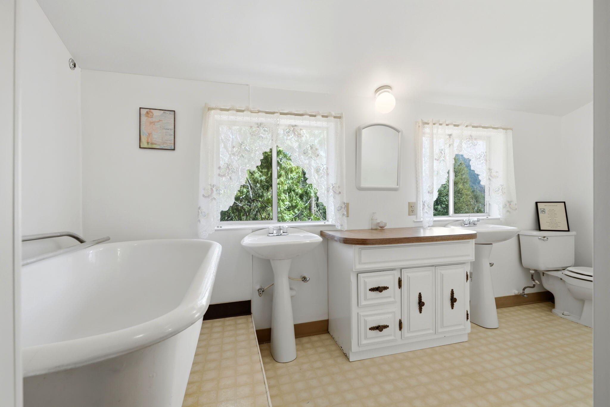 697 Loop Drive Springville, CA 93265 - Photo 31 of 55 a bathroom with a sink a toilet and a bathtub