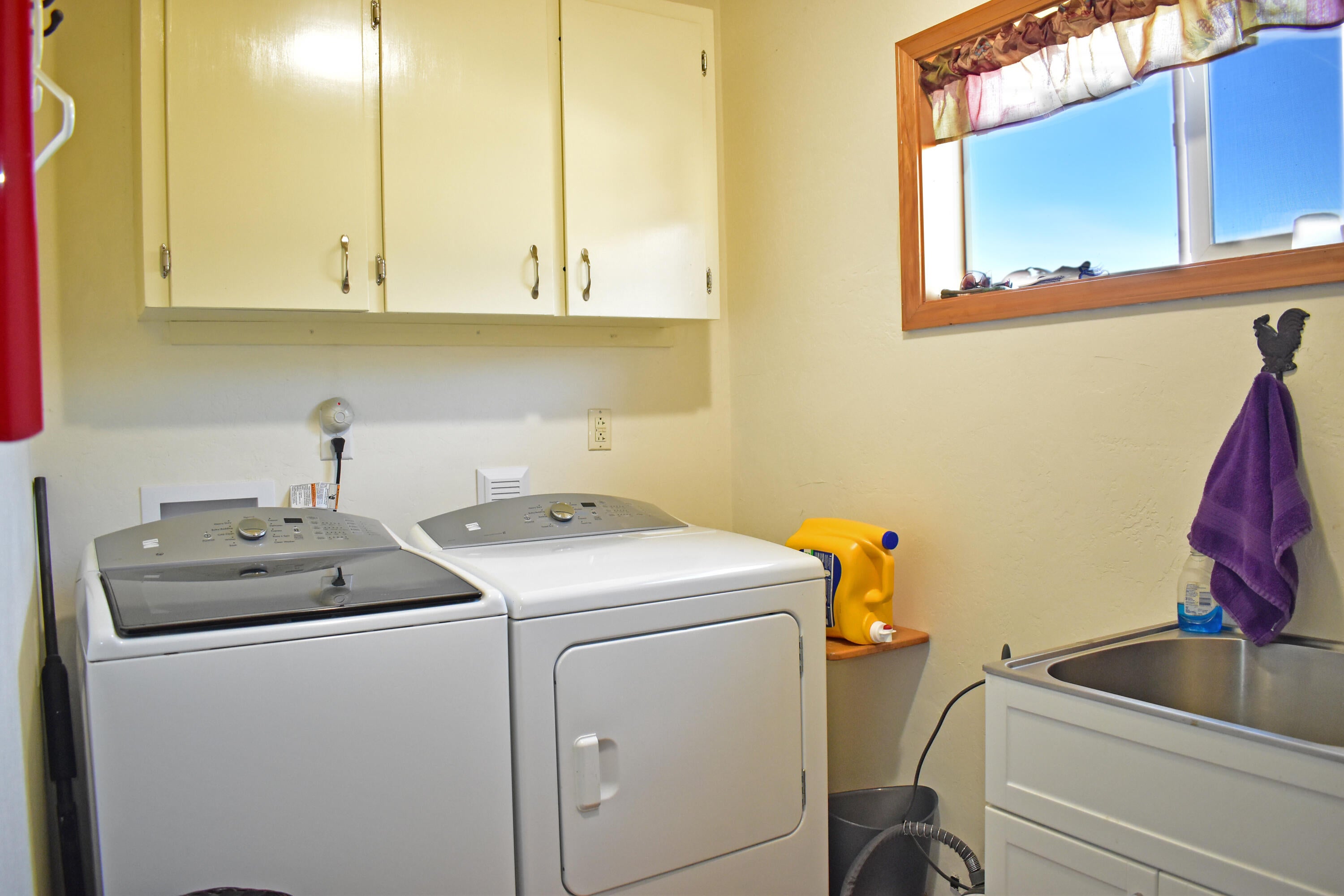 865 Reese Creek Road Eagle Point, OR 97524 - Photo 9 of 37 Mud Room has sink & own access