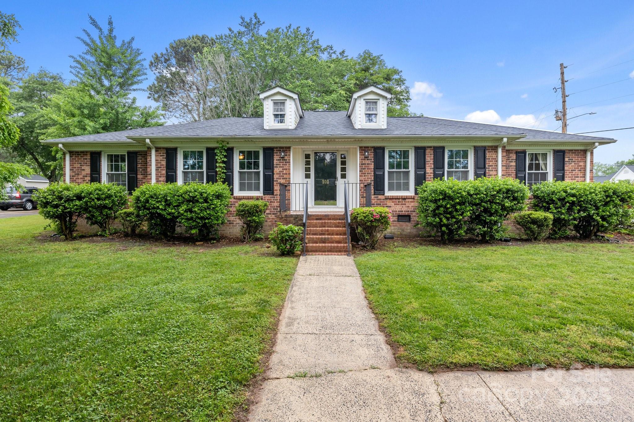 101 Wynnchester Road Gastonia, NC 28056 - Photo 2 of 46 a front view of a house with garden
