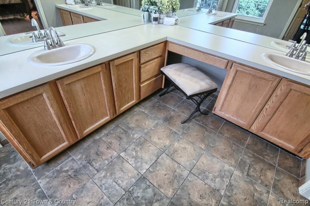 172 Grosvenor Drive Rochester, MI 48307 - Photo 23 of 38 Master_Bathroom.jpg