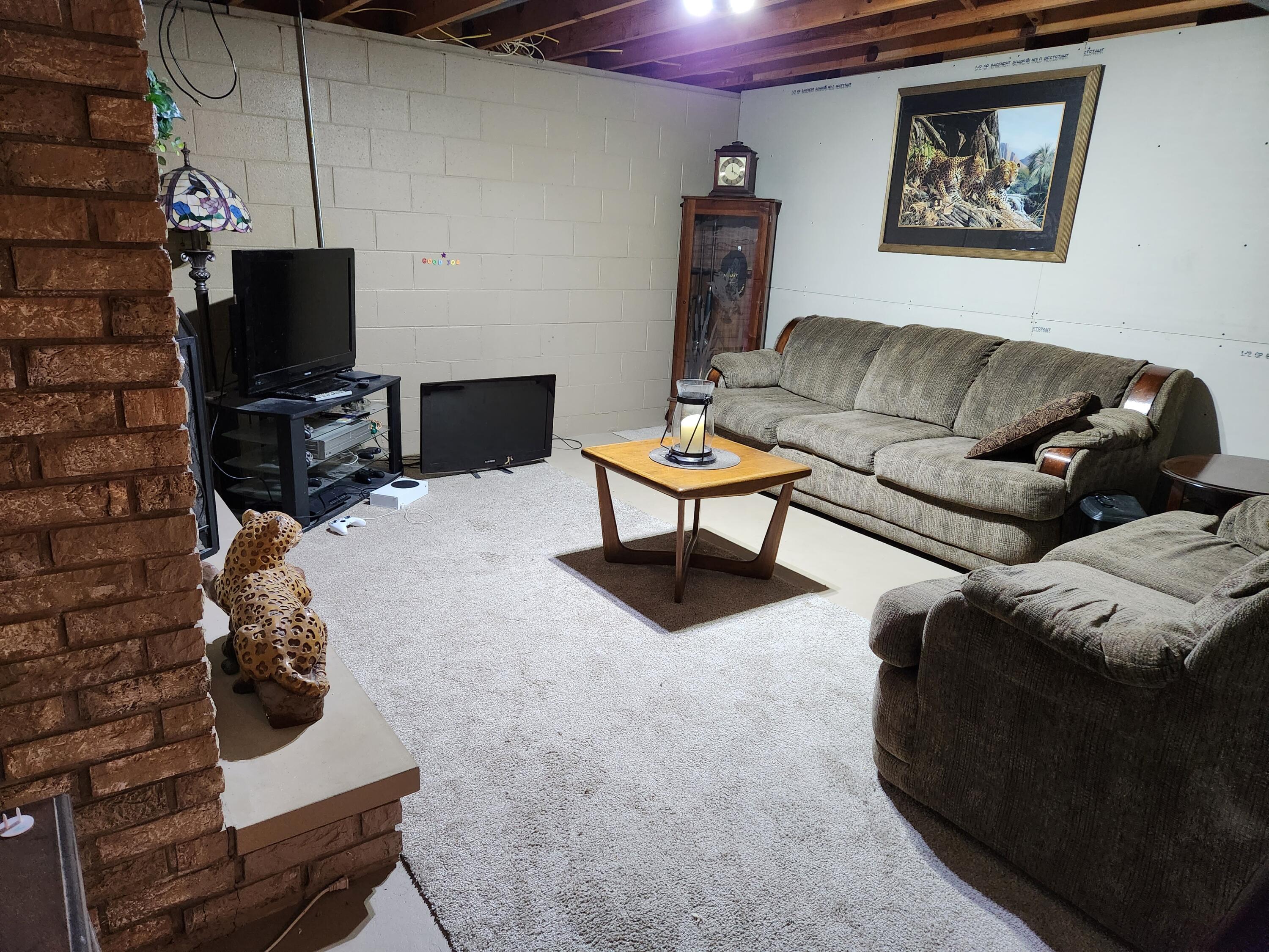 2849 Hall Road Muskegon, MI 49442 - Photo 23 of 33 Family room