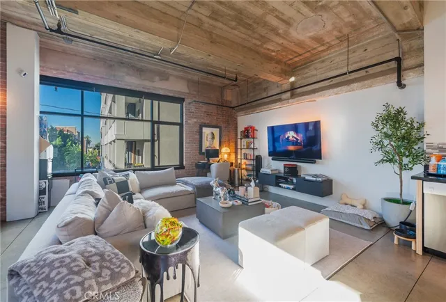 $539,000 | 835 Locust Avenue, Unit 310, Long Beach, CA 90813