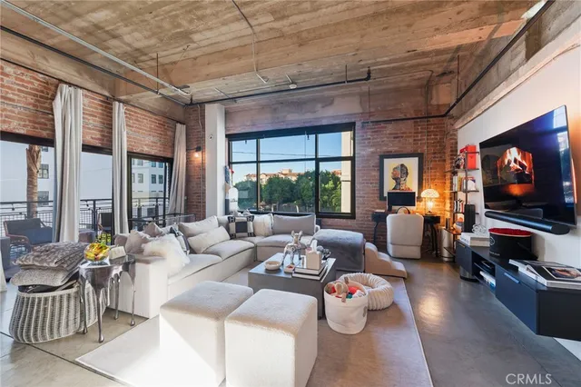 $539,000 | 835 Locust Avenue, Unit 310, Long Beach, CA 90813