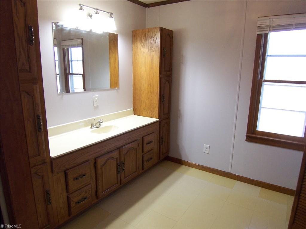 858 Cable Creek Road Asheboro, NC 27205 - Photo 15 of 26 Primary bathroom