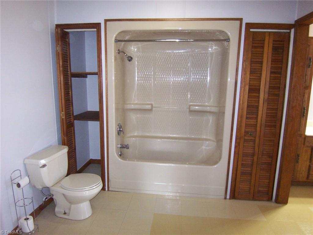 858 Cable Creek Road Asheboro, NC 27205 - Photo 17 of 26 Primary bath tub/shower