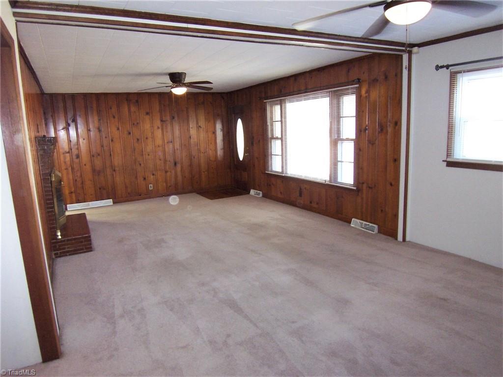 858 Cable Creek Road Asheboro, NC 27205 - Photo 3 of 26 Living room