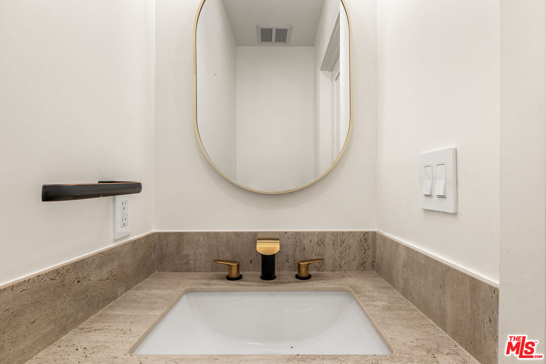 266 Mabery Road Santa Monica, CA 90402 - Photo 36 of 47 a bathroom with a bathtub and a mirror