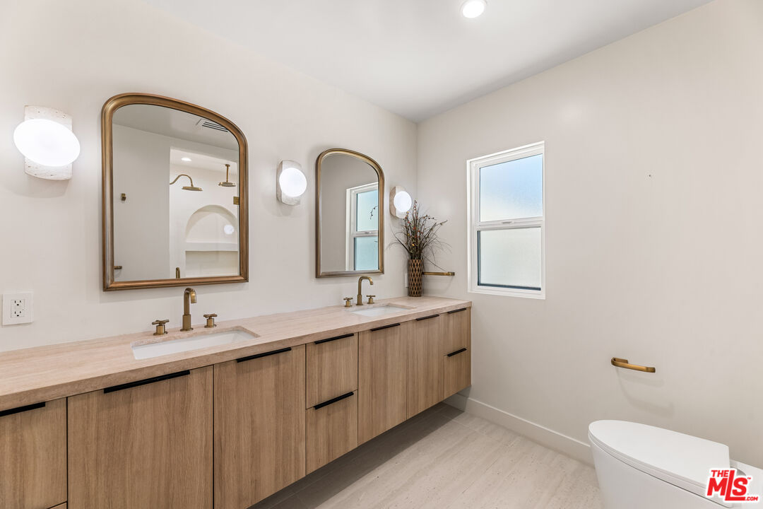 266 Mabery Road Santa Monica, CA 90402 - Photo 6 of 47 a bathroom with 2 sink and a mirror